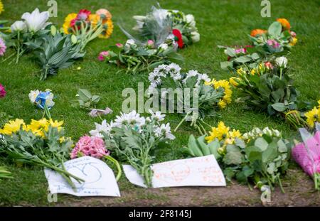 Windsor, Großbritannien. April 2021. Hunderte von Menschen waren heute in Windsor, um ihrer Majestät der Königin nach dem traurigen gestrigen Tod ihres geliebten Mannes, S.H. Prinz Philip, des Herzogs von Edinburgh, Blumen zu zollen. Auf dem langen Weg wurden Blumen vor den Toren von Windsor Castle auf das Gras gelegt. Viele Fernsehsender wurden in Windsor heute live übertragen. Es wurde bekannt gegeben, dass die Beerdigung von S.H. Prinz Philip eine private Veranstaltung sein wird, die am Samstag, dem 17. April 2021, in der St. George's Chapel stattfinden wird. Quelle: Maureen McLean/Alamy Stockfoto