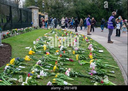 Windsor, Großbritannien. April 2021. Hunderte von Menschen waren heute in Windsor, um ihrer Majestät der Königin nach dem traurigen gestrigen Tod ihres geliebten Mannes, S.H. Prinz Philip, des Herzogs von Edinburgh, Blumen zu zollen. Auf dem langen Weg wurden Blumen vor den Toren von Windsor Castle auf das Gras gelegt. Viele Fernsehsender wurden in Windsor heute live übertragen. Es wurde bekannt gegeben, dass die Beerdigung von S.H. Prinz Philip eine private Veranstaltung sein wird, die am Samstag, dem 17. April 2021, in der St. George's Chapel stattfinden wird. Quelle: Maureen McLean/Alamy Stockfoto