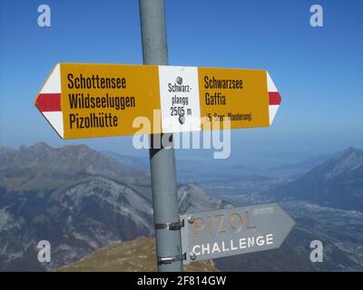 Wegweiser auf dem 5-Seen-Wanderweg am Pizol, St. Gallen, Schweiz. Stockfoto