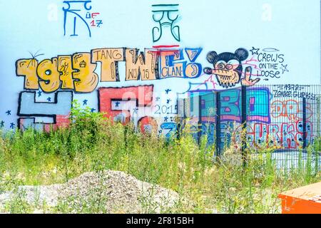 Sammlung von bunten Graffiti an einer Wand auf dem Rütli-Campus in Berlin-Neukölln im Juli 2018. Stockfoto