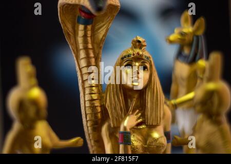 Stillleben mit ägyptischen Figuren von anubis cleopatra mit Schlange Und die Göttin nebtht und eset Stockfoto