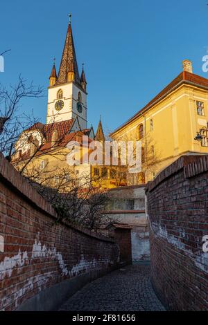 30.03.2021 Sibiu, Rumänien. Historisches Stadtzentrum von Sibiu mit einem historischen Kirchturm im Hintergrund. Stockfoto