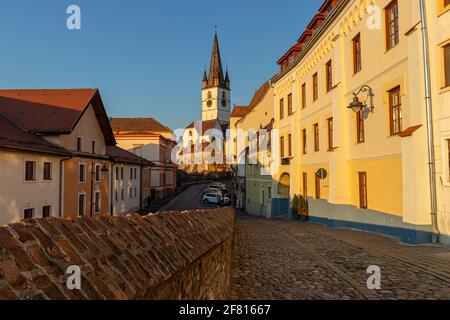 30.03.2021 Sibiu, Rumänien. Historisches Stadtzentrum von Sibiu mit einem historischen Kirchturm im Hintergrund. Stockfoto