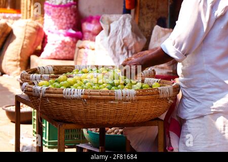 indischer Straßenmarktstand mit Zitronenkorb zum Verkauf Stockfoto