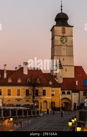 30.03.2021 Sibiu, Rumänien. Historisches Stadtzentrum von Sibiu mit Turnul Sfatului im Vordergrund. Stockfoto