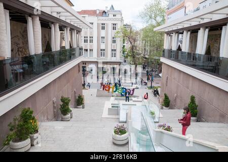 Ein Wasserbrunnen zwischen zwei Cafés im Zentrum von Plovdiv, Bulgarien Stockfoto