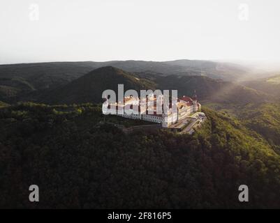 Luftpanorama der idyllischen abgelegenen ländlichen Hügel benediktinerabtei Kloster Stift Gottweig Göttweig in Krems Wachau Niederösterreich Europ Stockfoto