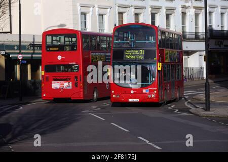 Zwei Doppeldeckerbusse fahren in Nord-London auf einem Sonniger Tag London England Großbritannien Stockfoto