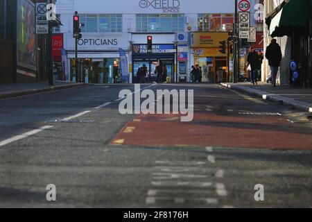 Großbritannien / London / Blick von der Belsize Road zur Kilburn High Street in London, England. Stockfoto