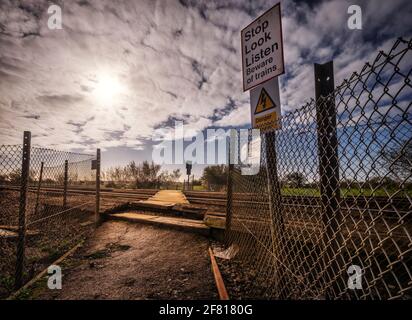 Ein öffentlicher Fußgängerübergang über eine Eisenbahnlinie in Pevensey in der Nähe von Eastbourne, East Sussex, Großbritannien. Stockfoto