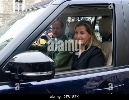 Windsor, Großbritannien. April 2021. Prinz Edward, der Graf von Wessex und Sohn von S.H. Prinz Philip besuchte heute nach dem traurigen Vorabend von Prinz Philip, dem Herzog von Edinburgh, seine Mutter, Ihre Majestät die Königin, zusammen mit seiner Frau Sophie, der Gräfin von Wessex, in Windsor Castle. Es wurde bekannt gegeben, dass die Beerdigung von S.H. Prinz Philip eine private Veranstaltung sein wird, die am Samstag, dem 17. April 2021, in der St. George's Chapel stattfinden wird. Quelle: Maureen McLean/Alamy Stockfoto