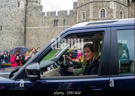 Windsor, Großbritannien. April 2021. Prinz Edward, der Graf von Wessex und Sohn von S.H. Prinz Philip besuchte heute nach dem traurigen Vorabend von Prinz Philip, dem Herzog von Edinburgh, seine Mutter, Ihre Majestät die Königin, zusammen mit seiner Frau Sophie, der Gräfin von Wessex, in Windsor Castle. Es wurde bekannt gegeben, dass die Beerdigung von S.H. Prinz Philip eine private Veranstaltung sein wird, die am Samstag, dem 17. April 2021, in der St. George's Chapel stattfinden wird. Quelle: Maureen McLean/Alamy Stockfoto