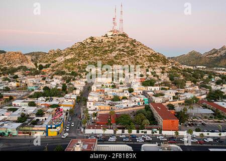 Luftbild Symbol der Stadt: Cerro dela Campana und das zentrale Viertel in Hermosillo, Sonora Mexiko. (Foto von Luis Gutierrez / Norte Photo) Vista aérea simbolo de la ciduad: Cerro de la campana y la colonia Centro en Hermosillo, Sonora Mexiko. (Foto von Luis Gutierrez / Norte Photo) Stockfoto