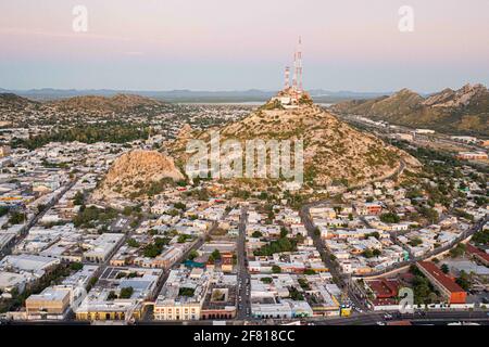 Luftbild Symbol der Stadt: Cerro dela Campana und das zentrale Viertel in Hermosillo, Sonora Mexiko. (Foto von Luis Gutierrez / Norte Photo) Vista aérea simbolo de la ciduad: Cerro de la campana y la colonia Centro en Hermosillo, Sonora Mexiko. (Foto von Luis Gutierrez / Norte Photo) Stockfoto