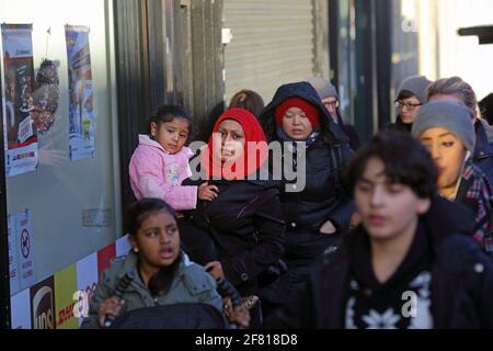 Muslimische Frauen und Kinder in London, England . Stockfoto