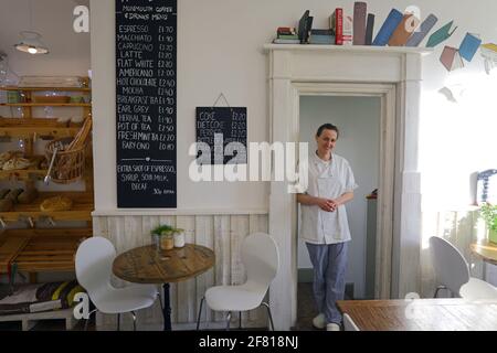 Porträt der jungen weiblichen Café-Besitzerin im Café, England Stockfoto