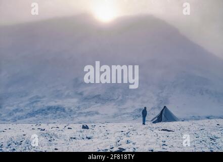 Sommerschnee über Nacht auf dem Rucksackcamping in Gates of the Arctic National Park, Brooks Range, Alaska, USA [keine Modellfreigabe; verfügbar für editori Stockfoto