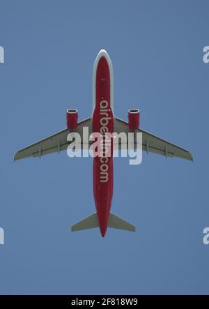 Düsseldorf, 16. Juli 2015: Der Airbus A320-200 der Air Berlin nimmt am Flughafen Düsseldorf ab Stockfoto