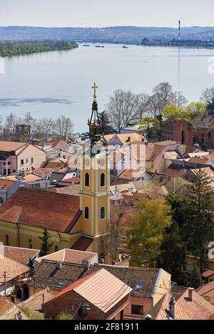 Stadtbild der Gemeinde Zemun in Belgrad, Hauptstadt Serbiens, mit Donau im Hintergrund Stockfoto