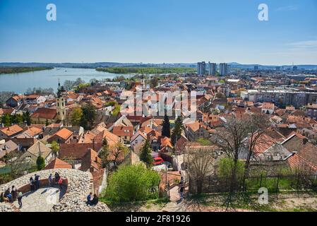 Stadtbild der Gemeinde Zemun in Belgrad, der Hauptstadt Serbiens, mit der Donau im Hintergrund am 10. April 2021 Stockfoto