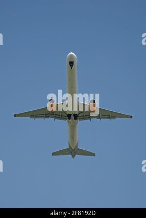 Düsseldorf, Deutschland - 16. Juli 2015: Die Boeing B757-330 von Condor nimmt am Flughafen Düsseldorf ab Stockfoto