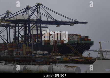 salvador, bahia / brasilien - 22. oktober 2019: Frachtschiff wird während des Entladevorgangs im Hafen von Salvador gesehen. *** Ortsüberschrift *** . Stockfoto