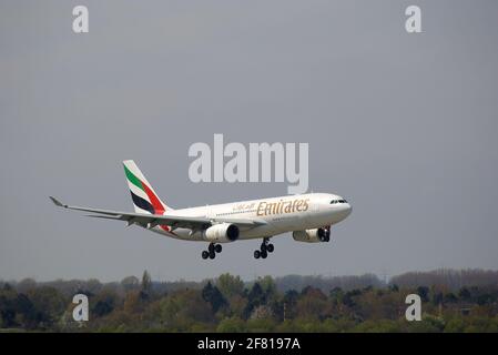 Düsseldorf, Deutschland - 20. April 2008: Ein Airbus A330-200 der Emirates Airline am Flughafen Düsseldorf im letzten Anflug Stockfoto