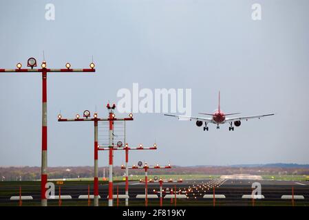 Düsseldorf, Deutschland - 25. März 2014: Runway-Beleuchtung und Airbus A 319 von Air Berlin während des endgültigen Anflugens am internationalen Flughafen Düsseldorf Stockfoto