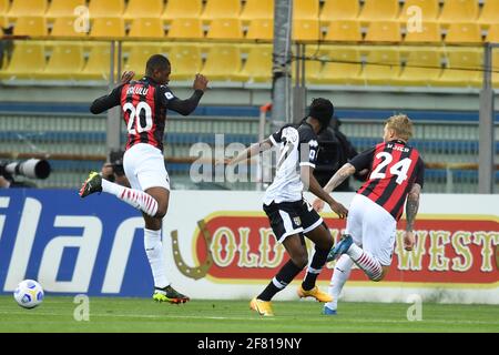 Pierre Kalulu (Mailand)Gervinho Gervais Lombe Yao Kouassi (Parma)Simon Kjaer (Mailand) während des italienischen "Serie A"-Spiels zwischen Parma 1-3 Mailand im Ennio Tardini-Stadion am 10. April 2021 in Parma, Italien. Quelle: Maurizio Borsari/AFLO/Alamy Live News Stockfoto