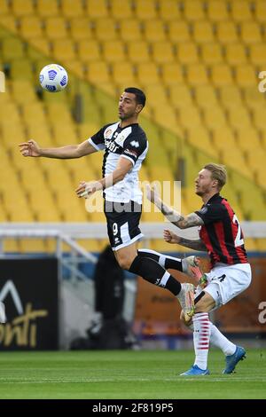 Graziano Pelle (Parma)Simon Kjaer (Mailand) während des italienischen "Serie A"-Spiels zwischen Parma 1-3 Mailand im Ennio Tardini-Stadion am 10. April 2021 in Parma, Italien. Quelle: Maurizio Borsari/AFLO/Alamy Live News Stockfoto