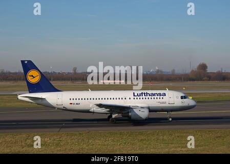 Düsseldorf, 10. Februar 2008: Airbus A319-114 der Deutschen Lufthansa am Flughafen Düsseldorf zieht vor dem Start auf den Rollweg. Stockfoto