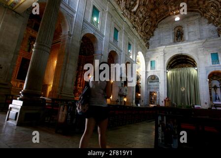 Salvador, Bahia / Brasilien - 23. Januar 2015: Touristen werden bei einem Besuch der Basilica Cathedral im Viertel Pelourinho in der Stadt gesehen Stockfoto