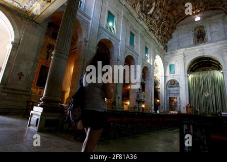 Salvador, Bahia / Brasilien - 23. Januar 2015: Touristen werden bei einem Besuch der Basilica Cathedral im Viertel Pelourinho in der Stadt gesehen Stockfoto