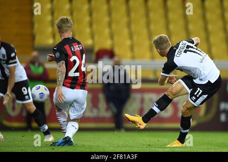 Andreas Evald Cornelius (Parma)Simon Kjaer (Mailand) während des italienischen "Serie A"-Spiels zwischen Parma 1-3 Mailand im Ennio Tardini-Stadion am 10. April 2021 in Parma, Italien. Quelle: Maurizio Borsari/AFLO/Alamy Live News Stockfoto