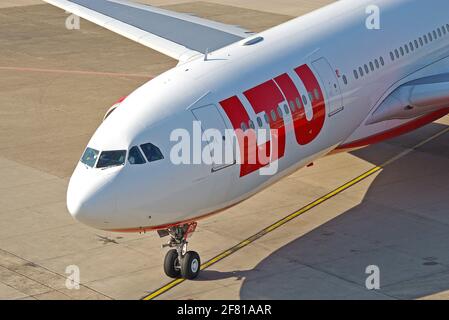 Düsseldorf, 28. September 2008: Airbus A330-200 der LTU am Flughafen Düsseldorf auf dem Weg zur Passagierbrücke Stockfoto