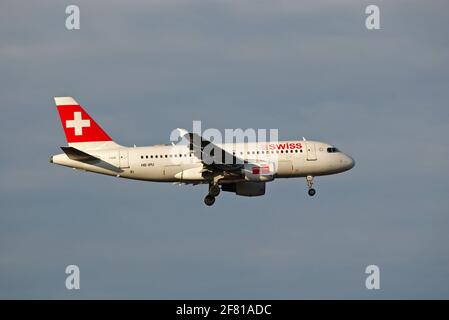 Düsseldorf, 14. Dezember 2008: Airbus A319-100 der Swiss International Air Lines am Flughafen Düsseldorf, während der Endanflug erfolgt Stockfoto