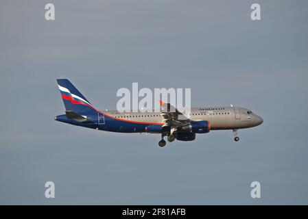 Düsseldorf, Deutschland - 14. Dezember 2008: Airbus A320-200 von Aeroflot am Düsseldorfer Flughafen bei endgültiger Annäherung Stockfoto