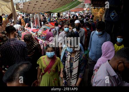 Dhaka, Bangladesch. April 2021. DHAKA, BANGLADESCH - 10. APRIL: Menschen versammeln sich in Dhaka Neuer Markt zum Einkaufen, da sie am 10. April 2021 in Dhaka, Bangladesch, keine soziale Distanz aufrechterhalten. ( Credit: SIPA USA/Alamy Live News Stockfoto