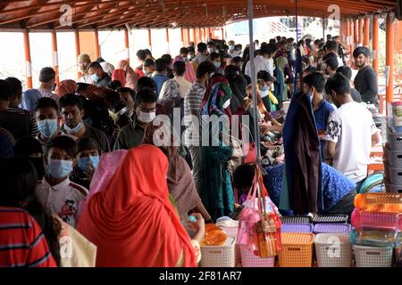 Dhaka, Bangladesch. April 2021. DHAKA, BANGLADESCH - 10. APRIL: Menschen versammeln sich in Dhaka Neuer Markt zum Einkaufen, da sie am 10. April 2021 in Dhaka, Bangladesch, keine soziale Distanz aufrechterhalten. ( Credit: SIPA USA/Alamy Live News Stockfoto