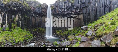 Kleiner Wasserfall in der Mitte der Basaltsteinsäulen Panorama Anzeigen Stockfoto