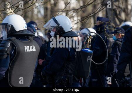 10. April 2021, Warschau, Warschau, Polen: Während einer Anti-Regierungsdemonstration am 10. April in Warschau, Polen, wird ein Polizeibeamter mit einem Pfefferspray-Tank auf dem Rücken gesehen. Ein paar Dutzend Menschen versammelten sich auf dem Pilsudskiego-Platz in Warschau, um gegen die Regierung und die neuesten Beschränkungen zu protestieren, die eingeführt wurden, um die Ausbreitung von SARS-CoV-2 einzudämmen. Die Demonstration wurde am selben Tag des 11. Jahrestages des Flugzeugabsturzes in Smolensk organisiert, an dem der Vorsitzende der Regierungspartei Recht und Gerechtigkeit (PiS), Jaroslaw Kaczynski, in Begleitung eines Dutzends weiterer Regierungsvertreter despi, teilnimmt Stockfoto