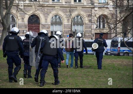 10. April 2021, Warschau, Warschau, Polen: Polizeibeamte nehmen während eines regierungsfeindlichen Protestes am 10. April in Warschau, Polen, einen Demonstranten fest. Ein paar Dutzend Menschen versammelten sich auf dem Pilsudskiego-Platz in Warschau, um gegen die Regierung und die neuesten Beschränkungen zu protestieren, die eingeführt wurden, um die Ausbreitung von SARS-CoV-2 einzudämmen. Die Demonstration wurde am selben Tag des 11. Jahrestages des Flugzeugabsturzes in Smolensk organisiert, an dem der Vorsitzende der Regierungspartei Recht und Gerechtigkeit (PiS), Jaroslaw Kaczynski, trotz der Einschränkungen von einem Dutzend anderer Regierungsvertreter begleitet, teilnimmt. (Bild: Stockfoto