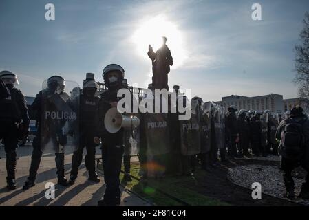 10. April 2021, Warschau, Warschau, Polen: Die Bereitschaftspolizei bleibt während eines regierungsfeindlichen Protestes am 10. April in Warschau, Polen, wachsam. Ein paar Dutzend Menschen versammelten sich auf dem Pilsudskiego-Platz in Warschau, um gegen die Regierung und die neuesten Beschränkungen zu protestieren, die eingeführt wurden, um die Ausbreitung von SARS-CoV-2 einzudämmen. Die Demonstration wurde am selben Tag des 11. Jahrestages des Flugzeugabsturzes in Smolensk organisiert, an dem der Vorsitzende der Regierungspartei Recht und Gerechtigkeit (PiS), Jaroslaw Kaczynski, trotz der Einschränkungen von einem Dutzend anderer Regierungsvertreter begleitet, teilnimmt. (Bild: © Aleksander K Stockfoto