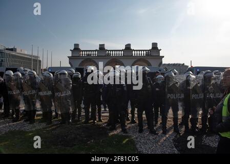 10. April 2021, Warschau, Warschau, Polen: Bereitschaftspolizei bleibt Wache vor dem Denkmal des unbekannten Soldaten während eines regierungsfeindlichen Protestes am 10. April in Warschau, Polen. Ein paar Dutzend Menschen versammelten sich auf dem Pilsudskiego-Platz in Warschau, um gegen die Regierung und die neuesten Beschränkungen zu protestieren, die eingeführt wurden, um die Ausbreitung von SARS-CoV-2 einzudämmen. Die Demonstration wurde am selben Tag des 11. Jahrestages des Flugzeugabsturzes in Smolensk organisiert, an dem der Vorsitzende der Regierungspartei Recht und Gerechtigkeit (PiS), Jaroslaw Kaczynski, in Begleitung eines Dutzends weiterer Regierungsvertreter, teilnimmt Stockfoto