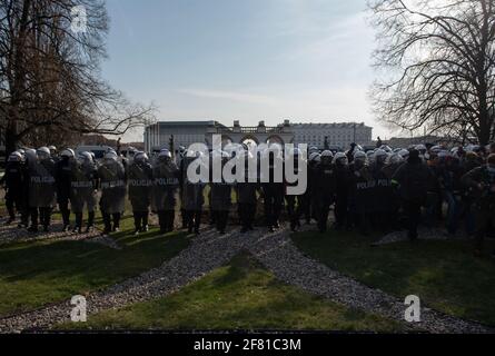 10. April 2021, Warschau, Warschau, Polen: Bereitschaftspolizei bleibt Wache vor dem Denkmal des unbekannten Soldaten während eines regierungsfeindlichen Protestes am 10. April in Warschau, Polen. Ein paar Dutzend Menschen versammelten sich auf dem Pilsudskiego-Platz in Warschau, um gegen die Regierung und die neuesten Beschränkungen zu protestieren, die eingeführt wurden, um die Ausbreitung von SARS-CoV-2 einzudämmen. Die Demonstration wurde am selben Tag des 11. Jahrestages des Flugzeugabsturzes in Smolensk organisiert, an dem der Vorsitzende der Regierungspartei Recht und Gerechtigkeit (PiS), Jaroslaw Kaczynski, in Begleitung eines Dutzends weiterer Regierungsvertreter, teilnimmt Stockfoto