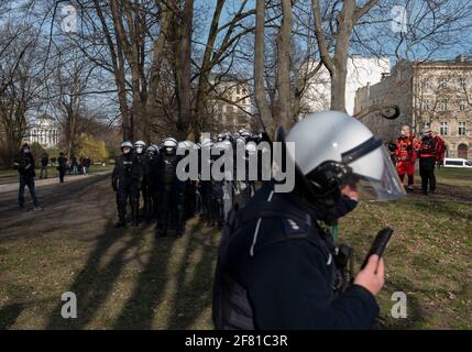 10. April 2021, Warschau, Warschau, Polen: Die Bereitschaftspolizei bereitet sich während eines regierungsfeindlichen Protestes am 10. April in Warschau, Polen, vor. Ein paar Dutzend Menschen versammelten sich auf dem Pilsudskiego-Platz in Warschau, um gegen die Regierung und die neuesten Beschränkungen zu protestieren, die eingeführt wurden, um die Ausbreitung von SARS-CoV-2 einzudämmen. Die Demonstration wurde am selben Tag des 11. Jahrestages des Flugzeugabsturzes in Smolensk organisiert, an dem der Vorsitzende der Regierungspartei Recht und Gerechtigkeit (PiS), Jaroslaw Kaczynski, trotz der Einschränkungen von einem Dutzend anderer Regierungsvertreter begleitet, teilnimmt. (Bild: © Aleksander Stockfoto
