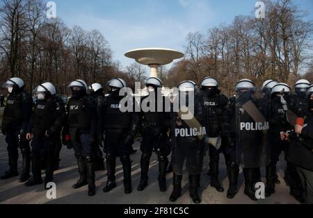 10. April 2021, Warschau, Warschau, Polen: Bei einem regierungsfeindlichen Protest am 10. April in Warschau, Polen, bildet die Bereitschaftspolizei eine Absperrung. Ein paar Dutzend Menschen versammelten sich auf dem Pilsudskiego-Platz in Warschau, um gegen die Regierung und die neuesten Beschränkungen zu protestieren, die eingeführt wurden, um die Ausbreitung von SARS-CoV-2 einzudämmen. Die Demonstration wurde am selben Tag des 11. Jahrestages des Flugzeugabsturzes in Smolensk organisiert, an dem der Vorsitzende der Regierungspartei Recht und Gerechtigkeit (PiS), Jaroslaw Kaczynski, trotz der Einschränkungen von einem Dutzend anderer Regierungsvertreter begleitet, teilnimmt. (Bild: © Aleksand Stockfoto