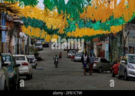 muritiba, bahia / brasilien - 23. juni 2014: Die Dekoration mit Banderolen ist auf einer Straße in der Stadt Muritiba zu sehen, während der Sao Joao Feierlichkeiten. *** Loc Stockfoto