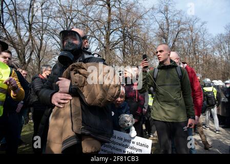 10. April 2021, Warschau, Warschau, Polen: Demonstranten nehmen am 10. April in Warschau, Polen, an einem regierungsfeindlichen Protest Teil. Ein paar Dutzend Menschen versammelten sich auf dem Pilsudskiego-Platz in Warschau, um gegen die Regierung und die neuesten Beschränkungen zu protestieren, die eingeführt wurden, um die Ausbreitung von SARS-CoV-2 einzudämmen. Die Demonstration wurde am selben Tag des 11. Jahrestages des Flugzeugabsturzes in Smolensk organisiert, an dem der Vorsitzende der Regierungspartei Recht und Gerechtigkeit (PiS), Jaroslaw Kaczynski, trotz der Einschränkungen von einem Dutzend anderer Regierungsvertreter begleitet, teilnimmt. (Bild: © Aleksander Kalk Stockfoto