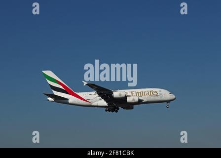 Düsseldorf, Deutschland - 16. Februar 2016: Airbus A380-800 der Emirates Airline am Düsseldorfer Flughafen bei endgültiger Annäherung Stockfoto